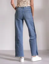 Jean wide leg de tiro medio-alto, color azul con franja vertical en denim oscuro en los laterales. Cuenta con cinco bolsillos y pretina con pasadores, botón y cierre.