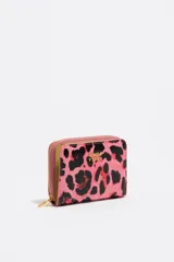 Billetera pequeña con cierre de cremallera, exterior con estampado de leopardo en tonos rosa y negro brillante, y logo metálico de Bimba y Lola en color dorado.