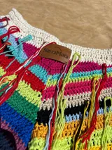 Short tejido al crochet multicolor con flecos y cintura alta.
