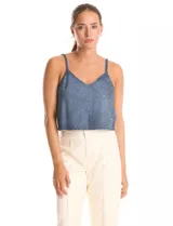 Top corto de denim azul con apliques de strass en toda la superficie. Presenta escote en V, breteles finos y espalda abierta con ajuste mediante lazos.