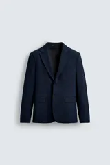 Blazer de corte slim fit confeccionada en tejido con viscosa, con cuello de solapas de muesca, manga larga con puños abotonados, bolsillo de vivo en el pecho, bolsillos con solapa en la cadera y cierre frontal con botones.