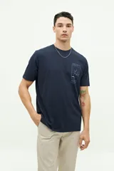 Remera azul marino de manga corta con cuello redondo y estampado frontal de un bodegón enmarcado con texto.