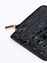 Billetera compacta de diseño tipo tarjetero con cierre lateral, confeccionada en material sintético con textura efecto cocodrilo y acabado brillante.