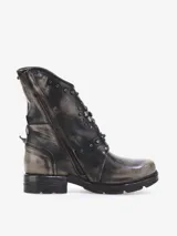 Botas de caña media color gris con efecto desgastado, cierre lateral con cremallera, apliques de tachas metálicas y correa con hebilla.