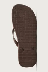 Sandalias de goma blanca Havaianas x Zara, con suela plana con relieve y tiras en el empeine con textura.