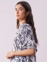 Blusa de gasa estampada, marca Zac & Rachel. Cuello a la base, escote en v con lazo de ajuste y manga corta con frunce.