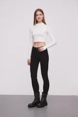 Pantalón jean de corte skinny y tiro medio, con diseño clásico de cinco bolsillos y costuras reforzadas.