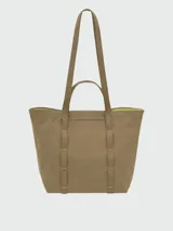 Bolso tote de cuero color beige, tamaño M, con asas de mano y solapa con cierre de broche a presión.