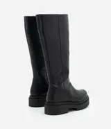 Bota de caa alta marca Satinato, color negro, confeccionada en PU con suela track tractorada y puntera redonda.