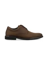 Zapato de vestir tipo derby para hombre, confeccionado en cuero nobuk color marrón, con cordones al tono y suela de goma negra.
