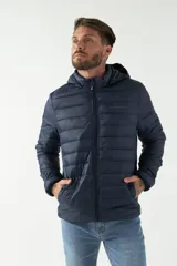 Campera de nylon azul marino con cuello, capucha removible y bolsillos laterales con cierre.