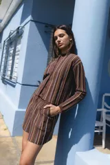 Cardigan tejido con lurex y botones en la delantera, color amarillo con rayas horizontales marrones.