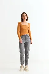 Remera de manga larga color mostaza, ajustada al cuerpo, con escote cuadrado y cierre frontal parcial con cremallera.