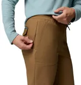Pantalon tipo jogger de color marrón, con cintura elástica ajustable mediante cordón, bolsillos frontales tipo cargo y puños elásticos en los tobillos.