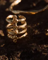 Anillo plateado con forma de esqueleto de costillas.