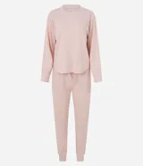 Conjunto de pijama largo color rosa claro texturizado, compuesto por un buzo de cuello redondo y un pantalón con cintura con lazo.