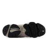 Championes New Balance modelo 1000, color crema con detalles en gris y beige. Diseño con capas superpuestas de malla y material sintético, amortiguación ABZORB en talón y antepié, y cambrillón Stability Web en el mediopié.