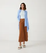 Cardigan largo de punto texturizado color ladrillo, con abertura frontal y terminación en puntas.