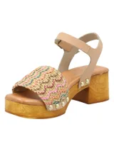 Sandalia de taco alto tipo zueco con plataforma de madera, capellada de rafia tejida multicolor, tira de ajuste al tobillo en cuero color tostado y tachas metálicas decorativas.