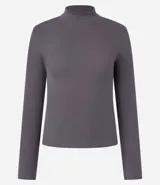 Remera blanca de algodón con cuello alto y mangas largas. Diseño ajustado al cuerpo y textura acanalada.