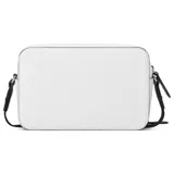 Cartera tipo bandolera Guess modelo Viviette, color blanco con textura grabada con el logo de la marca. Presenta un logo triangular metálico en el frente, cierre superior y correa de hombro ajustable en color negro con detalles metálicos.