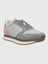 Zapatillas casuales de diseño contemporáneo, confeccionadas en una combinación de cuero y material textil. Presentan una base en tonos grises con detalles en rosa en el talón y suela dentada de goma en color marrón.