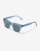 Lentes de sol unisex Hawkers X Casetify modelo One Uptown, con montura cuadrada de acetato color celeste con detalles en azul y lentes grises.