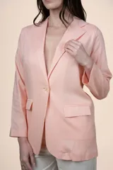 Blazer de lino y viscosa color salmón, de calce relajado, con solapa clásica, cierre de un botón y bolsillos delanteros ribeteados.