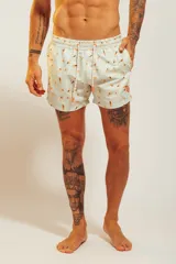 Short de baño rosado con estampado tropical de palmeras y vehículos, con cintura elástica con cordón ajustable.