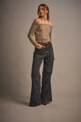 Top color beige de microfibra traslúcida esmerilada, ajustado al cuerpo con mangas largas y hombros descubiertos. El escote tiene un elástico que ajusta todo el contorno para mayor comodidad.