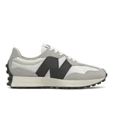 Championes New Balance modelo MS327FE, color blanco roto (sea salt) con detalles en gris claro y logo 'N' grande en negro. Presentan una silueta retro-running con entresuela de EVA y suela dentada de goma.