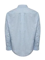 Camisa de manga larga RKF con diseño de cuadros en tonos celestes y blancos. Presenta cuello americano abotonado, cierre frontal con botones y un bolsillo en el pecho con el logo de la marca bordado.