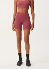 Calza tipo biker de tiro alto, confeccionada en tejido acanalado sin costuras, con ajuste ceñido al cuerpo.