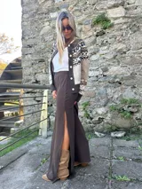 Pollera larga de corte recto y caída fluida, confeccionada en tejido de viscosa con lycra. Presenta una pretina lisa en la parte frontal y elástico en la parte posterior para mayor comodidad.