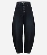 Pantalón baggy balloon de jean negro, con cintura media, cierre frontal con fila de botones y bolsillos funcionales.