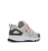 Zapatilla de senderismo Columbia Peakfreak II Outdry para hombre, color beige claro con detalles en gris oscuro y naranja. Presenta malla sin costuras, soportes impresos en 3D, membrana impermeable OutDry, sistema de cordones Navic Fit, plantilla OrthoLite® Eco y entresuela TechLite+.