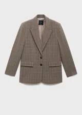 Chaqueta de corte recto estilo sastre con estampado de cuadros. Presenta cuello con solapas de muesca, hombreras, cierre frontal con botones, bolsillos laterales con solapa y bolsillo de ribete en el pecho. Incluye forro interior y abertura posterior en el bajo.