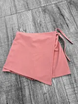 Short pollera blanco con lazo lateral.