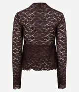 Blusa de encaje color bordó con trama floral y transparencia. Presenta cuello medio, mangas largas ajustadas y un recorte debajo del busto que genera un efecto peplum con volados en el dobladillo.