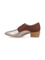 Zapatos tipo Oxford con cordones, combinados en color marrón y plateado metalizado, con taco bajo de madera.
