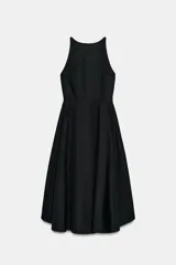 Vestido midi negro con cuello halter y falda acampanada con volumen.