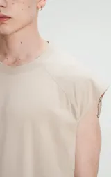 Sudadera sin mangas color beige, con cuello redondo y corte holgado.