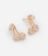 Caravanas de metal dorado con diseño de cerezas, con tallos curvos y aplicaciones de circonias cúbicas transparentes de corte rectangular y ovalado. Cuenta con cierre de perno.