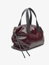 Bolso tipo bowling de Adolfo Dominguez, color borgoña oscuro con acabado brillante y textura craquelada. Posee asas de mano negras y un cordón ajustable lateral.