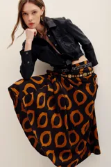 Falda larga de viscosa con estampado geométrico en tonos marrón y negro.