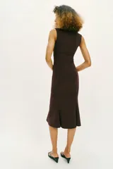 Vestido midi verde lima, sin mangas, con escote corazón y bajo evasé.