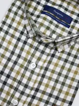 Camisa de hombre clásica de manga larga, confeccionada en 100% algodón, con diseño de rayas verticales en tonos azul, celeste y blanco, cuello abotonado y bordado sutil en el pecho.