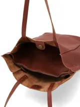 Cartera tipo shopper de gran capacidad, confeccionada en cuero graneado color chocolate. Cuenta con doble asa de hombro y compartimento interior con cierre, diseñado para transportar laptops de hasta 15 pulgadas.