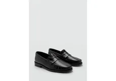 Zapato tipo mocasín de cuero vacuno color negro, con diseño de punta redonda, costuras visibles y detalle de antifaz en el empeine.