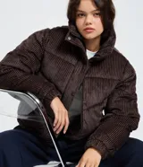 Campera puffer Blue Steel de terciopelo cotelê color marrón, con cuello alto, cierre frontal con botones y diseño acolchado.
